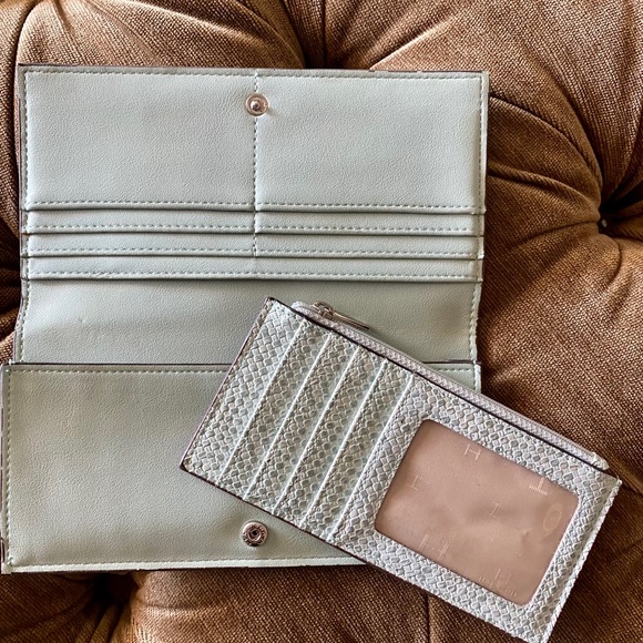 Halston 2 Piece wallet - Picture 1 of 3